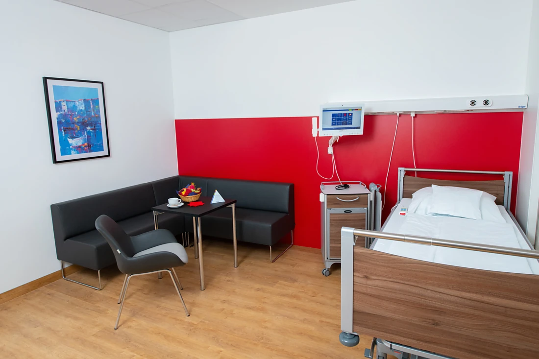 Im Neubau des Klinikums Darmstadt bietet das Klinikum seinen Patienten einige Besonderheiten, zu denen auch fast wohnlich ausgestattete Zimmer gehören. Foto: TOTO